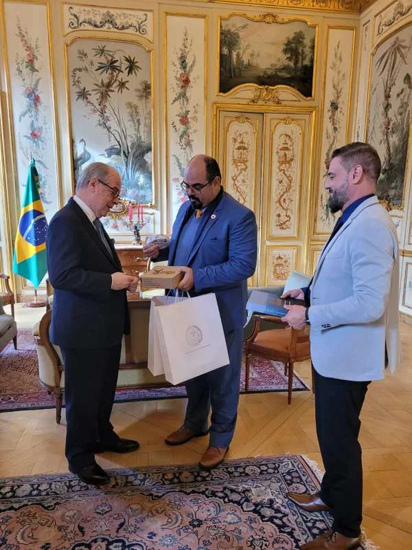 Na França, vice-governador se reúne com embaixador e discute potência da cultura mineira e possibilidades de conexões