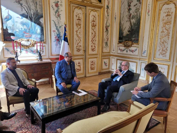 Na França, vice-governador se reúne com embaixador e discute potência da cultura mineira e possibilidades de conexões
