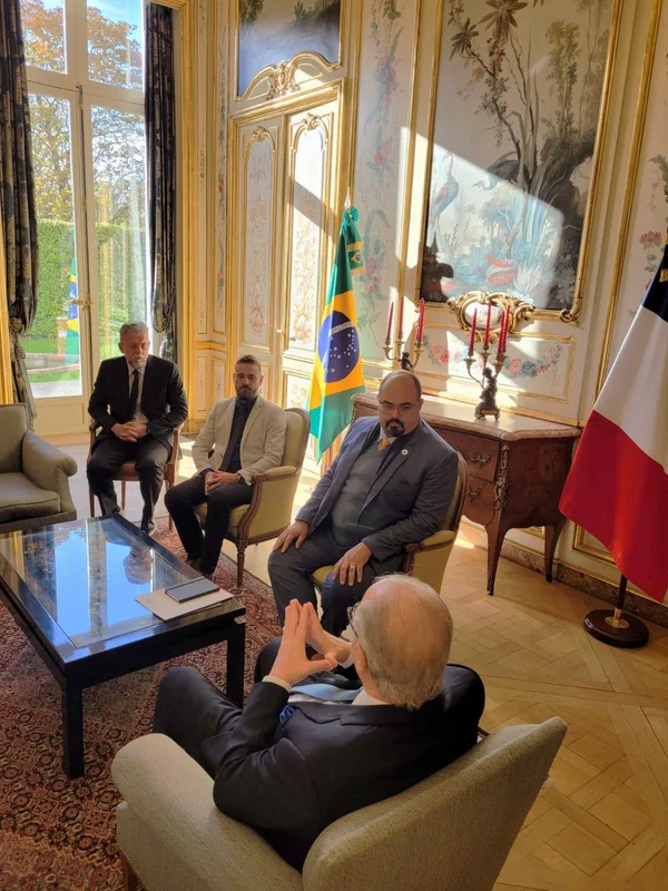 Na França, vice-governador se reúne com embaixador e discute potência da cultura mineira e possibilidades de conexões