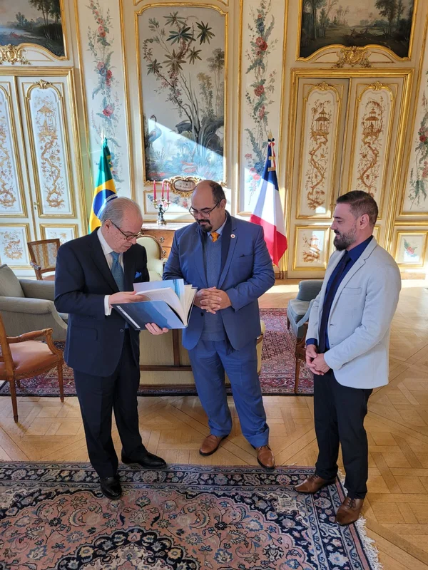 Na França, vice-governador se reúne com embaixador e discute potência da cultura mineira e possibilidades de conexões