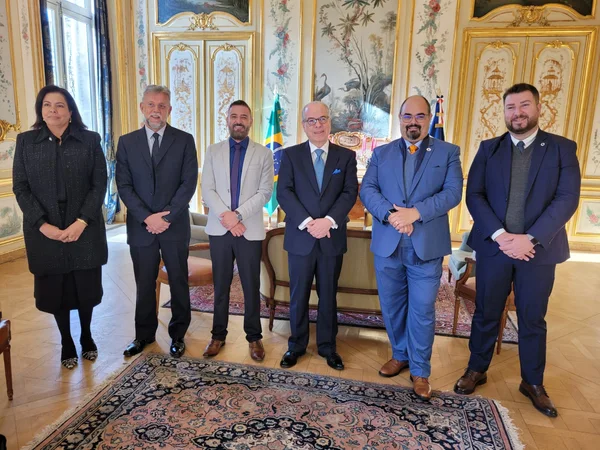 Na França, vice-governador se reúne com embaixador e discute potência da cultura mineira e possibilidades de conexões