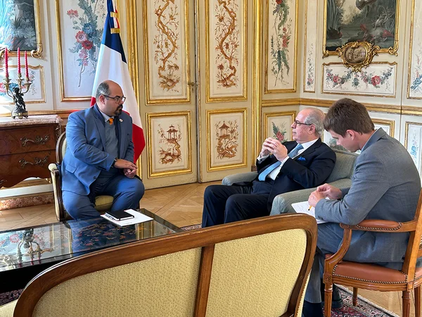 Na França, vice-governador se reúne com embaixador e discute potência da cultura mineira e possibilidades de conexões