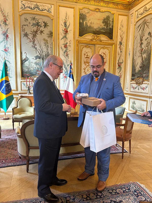 Na França, vice-governador se reúne com embaixador e discute potência da cultura mineira e possibilidades de conexões