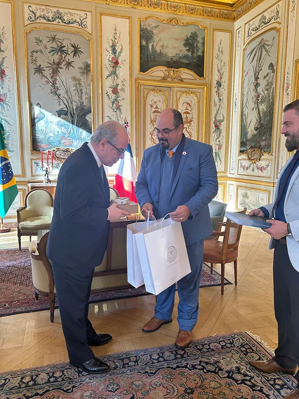 Na França, vice-governador se reúne com embaixador e discute potência da cultura mineira e possibilidades de conexões