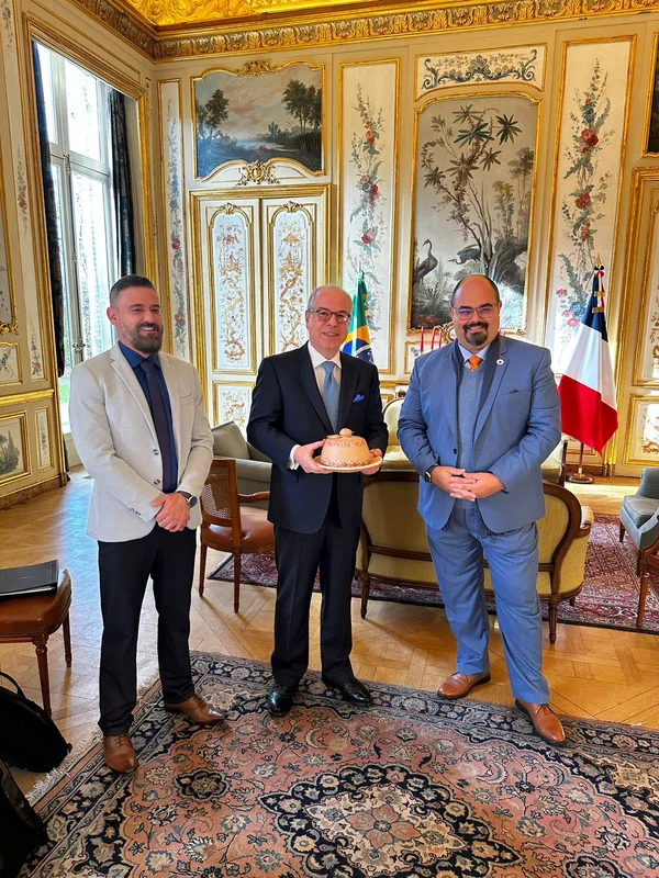 Na França, vice-governador se reúne com embaixador e discute potência da cultura mineira e possibilidades de conexões