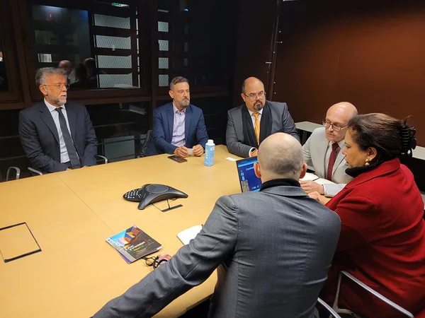 Governo de Minas apresenta arte do Vale do Jequitinhonha na França