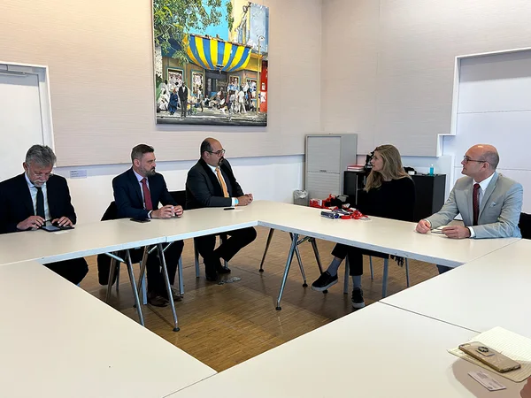 Governo de Minas apresenta arte do Vale do Jequitinhonha na França