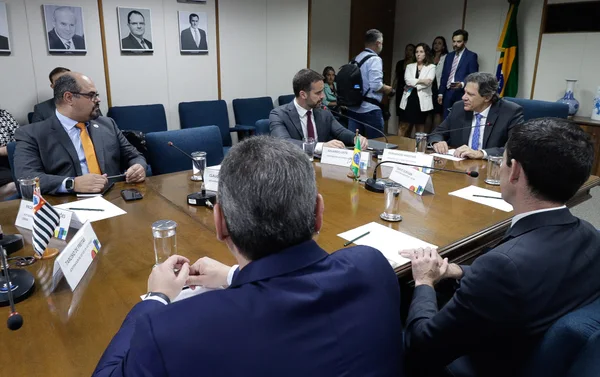 Em Brasília, governador em exercício se reúne com o ministro da Fazenda e governadores do Cosud