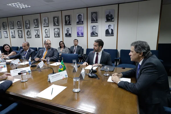Em Brasília, governador em exercício se reúne com o ministro da Fazenda e governadores do Cosud