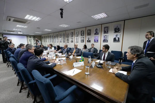 Em Brasília, governador em exercício se reúne com o ministro da Fazenda e governadores do Cosud