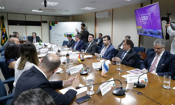 Em Brasília, governador em exercício se reúne com o ministro da Fazenda e governadores do Cosud
