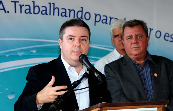 O governador Antonio Anastasia faz pronunciamento durante solenidade em Pará de Minas