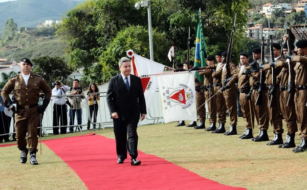 Governador Antonio Anastasia passa em revista à guarda dos Dragões da Inconfidência