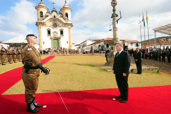 Governador Antonio Anastasia passa em revista à guarda dos Dragões da Inconfidência