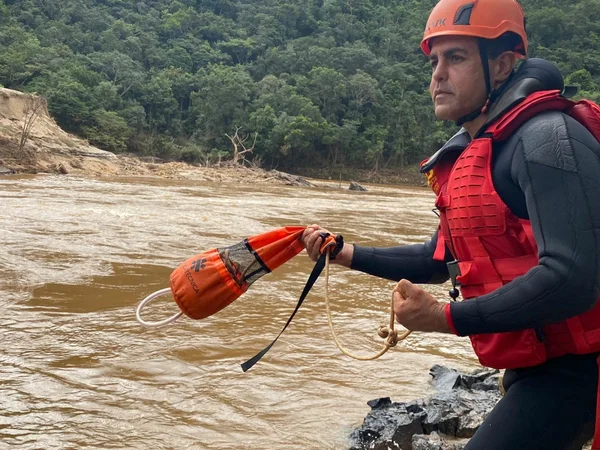Salvamento aquático: saiba mais sobre o treinamento dos bombeiros de Minas e veja dicas de segurança