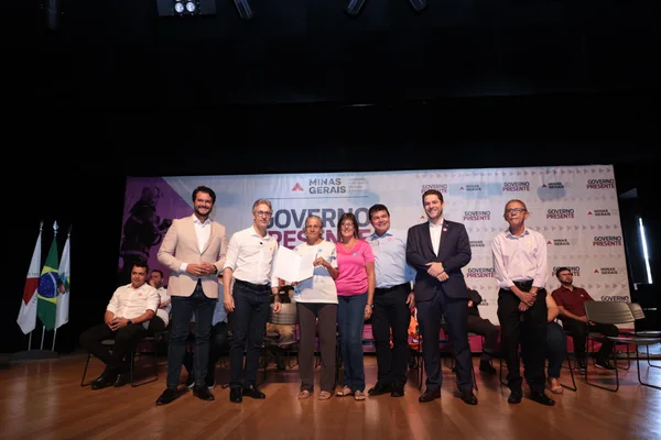 Governo de Minas entrega títulos de propriedade definitiva a 116 famílias de Araxá