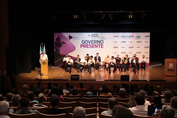 Governo de Minas entrega títulos de propriedade definitiva a 116 famílias de Araxá