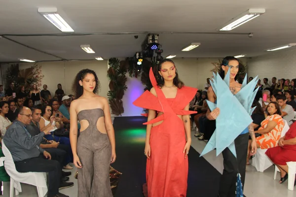 Estudantes do Trilhas de Futuro organizam desfile de moda em encerramento de curso