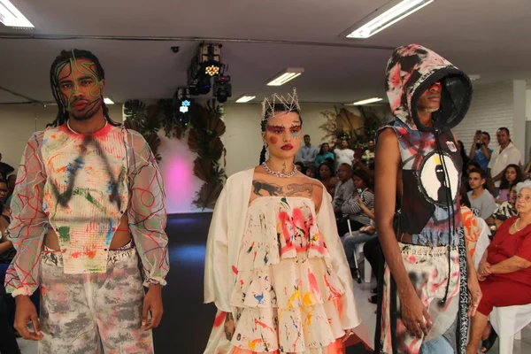 Estudantes do Trilhas de Futuro organizam desfile de moda em encerramento de curso