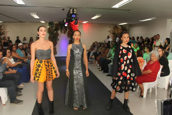 Estudantes do Trilhas de Futuro organizam desfile de moda em encerramento de curso