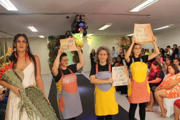Estudantes do Trilhas de Futuro organizam desfile de moda em encerramento de curso