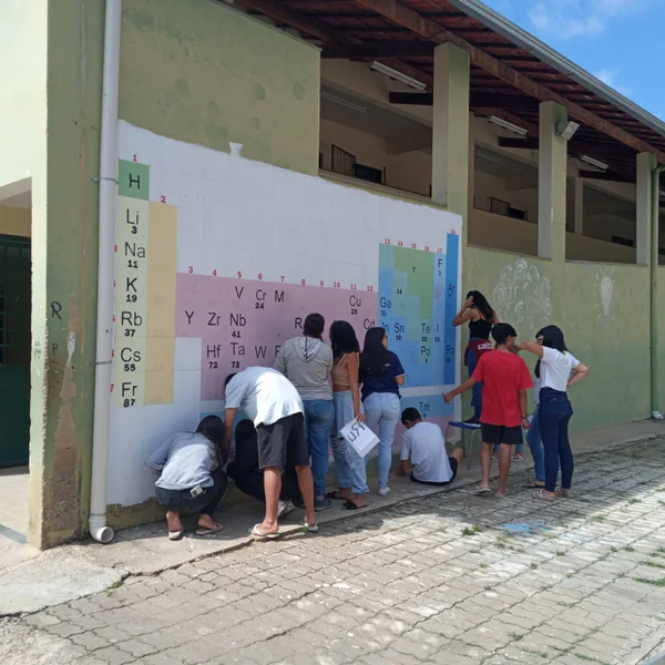 Escola da rede estadual cria tabela periódica gigante para facilitar a aprendizagem dos estudantes 