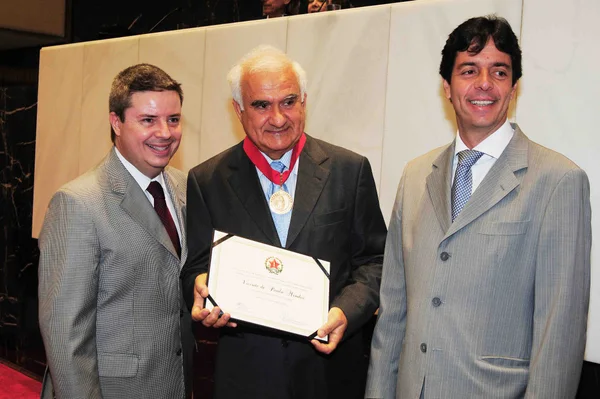 Governador entregou a Medalha Professor Paulo Neves a Vicente de Paula Mendes