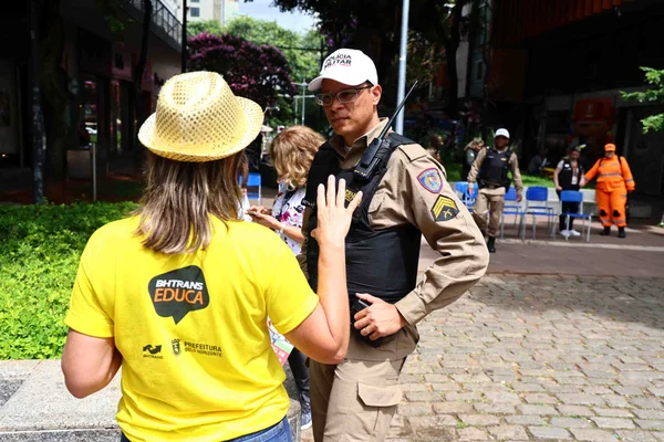 Forças de Segurança promovem blitz educativa de Carnaval na Praça da Savassi 