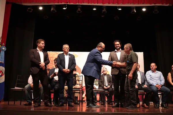 Governo de Minas entrega títulos de propriedade definitiva para 150 famílias de Pouso Alegre