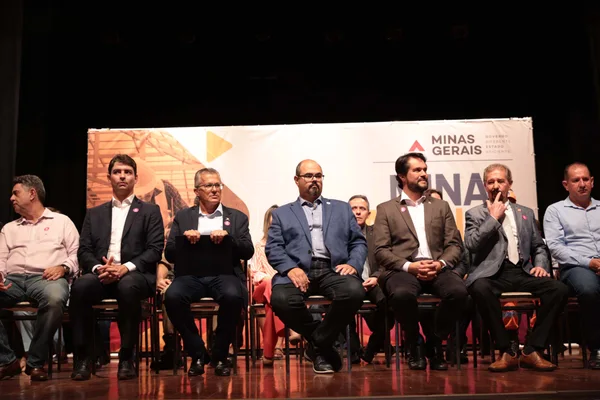 Governo de Minas entrega títulos de propriedade definitiva para 150 famílias de Pouso Alegre