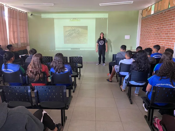 Rede estadual de ensino de Minas Gerais realiza ações de combate à dengue nas escolas