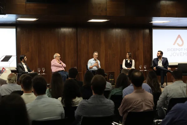 Governador participa de painel sobre o Acordo de Brumadinho com grupo de jovens do Sicepot-MG