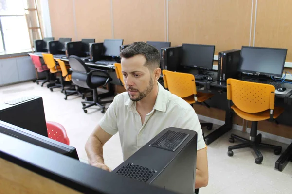 Escola de Formação expande cursos e supera marca de quase 700 mil certificações