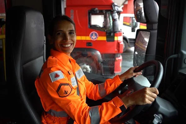 Adrenalina e responsabilidade marcam o dia a dia de mulheres que dirigem viaturas de grande porte do Corpo de Bombeiros de Minas Gerais