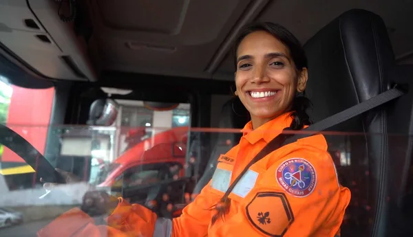 Adrenalina e responsabilidade marcam o dia a dia de mulheres que dirigem viaturas de grande porte do Corpo de Bombeiros de Minas Gerais