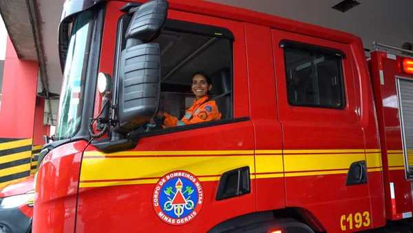 Adrenalina e responsabilidade marcam o dia a dia de mulheres que dirigem viaturas de grande porte do Corpo de Bombeiros de Minas Gerais