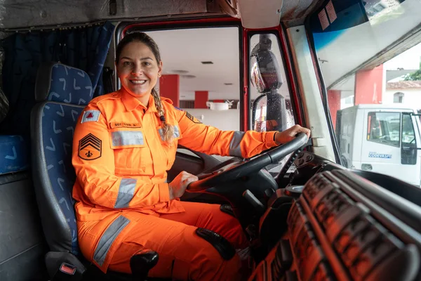 Adrenalina e responsabilidade marcam o dia a dia de mulheres que dirigem viaturas de grande porte do Corpo de Bombeiros de Minas Gerais