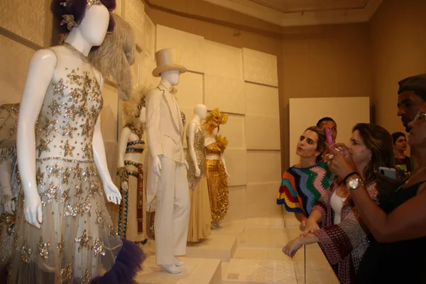 Pessoas que saíram do sistema prisional de Minas finalizam curso profissionalizante de alta costura com visita ao Museu da Moda