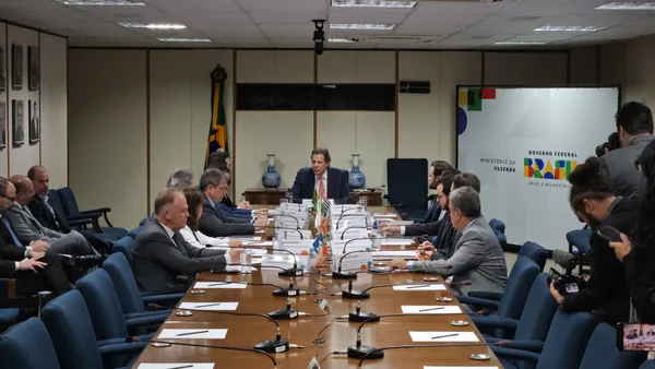 Governador de Minas vai a Brasília em busca de solução para dívida com a União