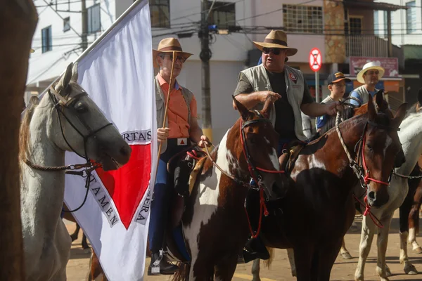 Em São Roque de Minas, governador acompanha programação da Cavalgada Temática: Roteiro do Queijo Serra da Canastra
