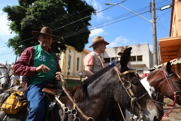 Em São Roque de Minas, governador acompanha programação da Cavalgada Temática: Roteiro do Queijo Serra da Canastra