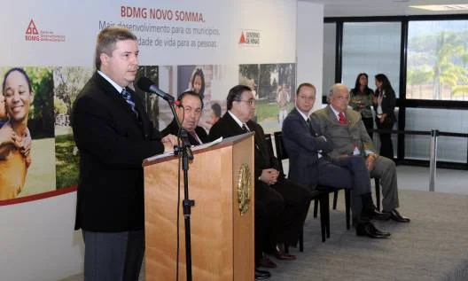 Anastasia durante assinatura de contratos de financiamento do Novo Somma