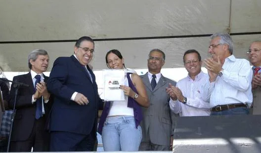 Vice-governador entrega chave e certificado de propriedade a Erika Modesto