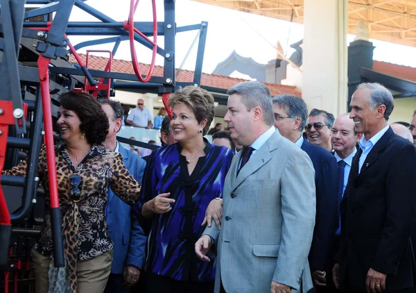 Dilma Rousseff e Anastasia durante vacinação simbólica de início da campanha contra febre aftosa