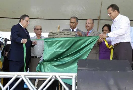 Vice-governador inaugura quadra poliesportiva em Corinto