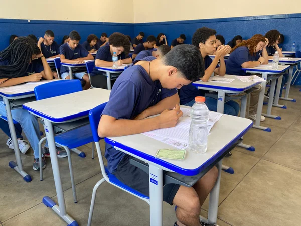 Governo de Minas aplica simulado do Enem para preparar estudantes