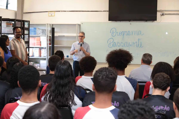 Governo de Minas anuncia Passaporte Mineiro do Conhecimento, que expande projeto de intercâmbio para alunos de toda a rede estadual