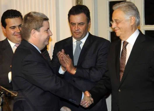 Anastasia cumprimenta Fernando Henrique. No centro, senador Aécio Neves