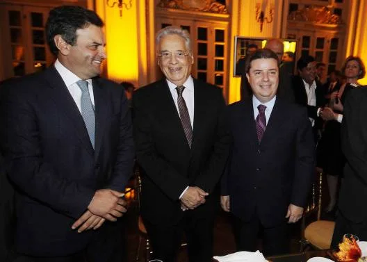 O homenageado Fernando Henrique entre senador Aécio Neves e Anastasia