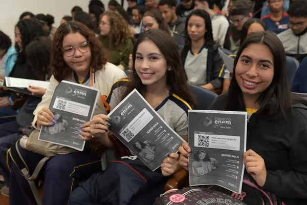 Estudantes do ensino médio da rede estadual de Minas participam de super aula preparatória para o Enem 2024